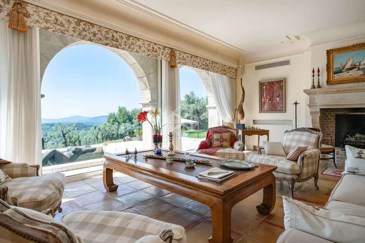 Maison à CHATEAUNEUF-GRASSE