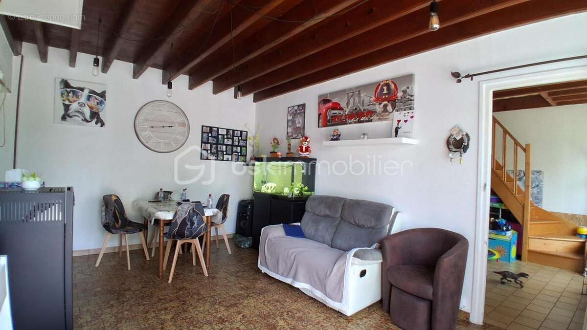 Maison de 71m² +(buanderie de 30m²+dependance de 70m² avec possibilite d'amenagement). terrain 703m² - photo 4