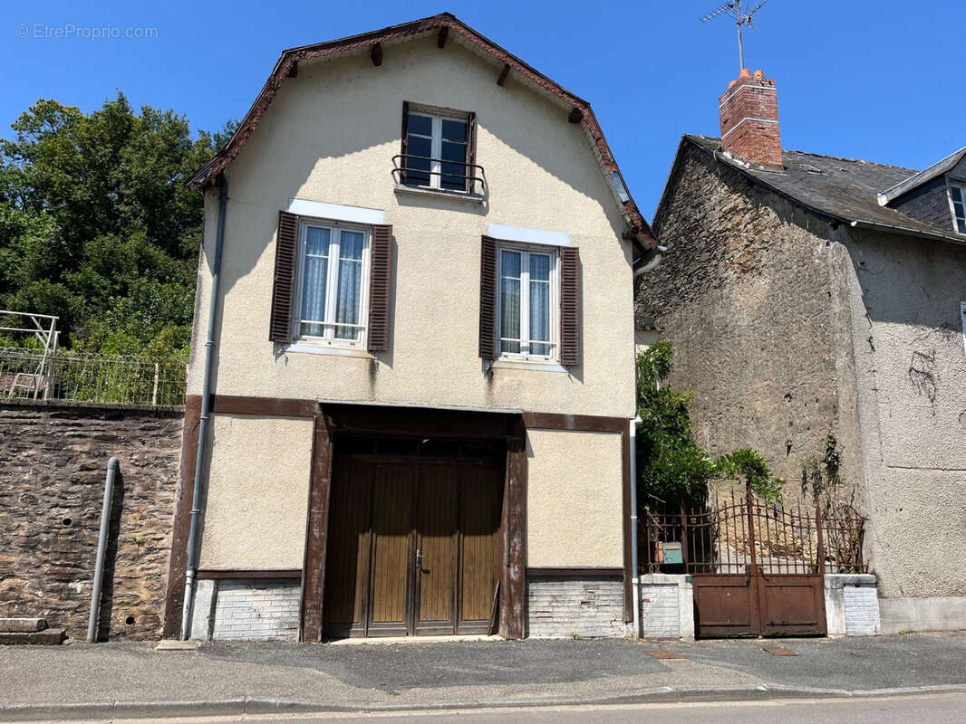 Coussac Bonneval Proche commerces, maison 5 pièces à rénover, garage et jardin. - photo 24