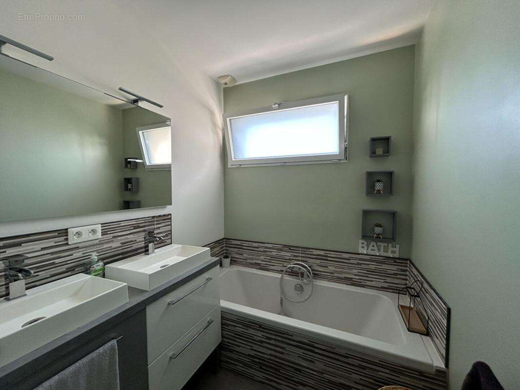 Maison à LA CHAPELLE-BASSE-MER