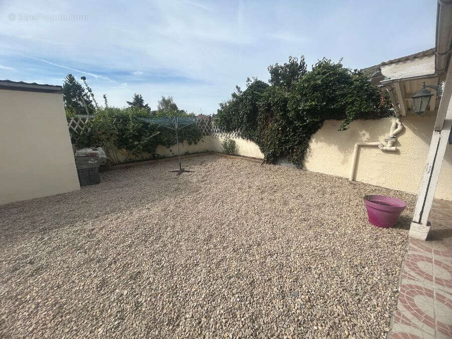 Située en centre ville, proche des commodités et de la gare, maison de 98,75m2 bâtie sur 218m2 . - photo 12