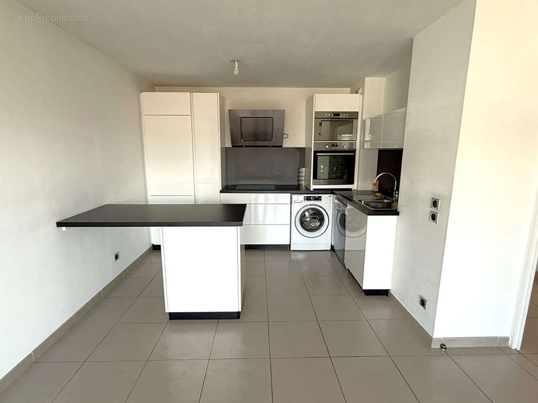 Appartement à LA ROQUETTE-SUR-SIAGNE