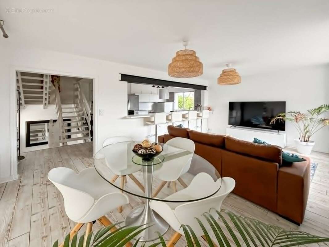 Maison de ville de 106,9 M² avec bel espace de vie, 3 chambres, terrasse et véranda au cœur de Granville ! - photo 2