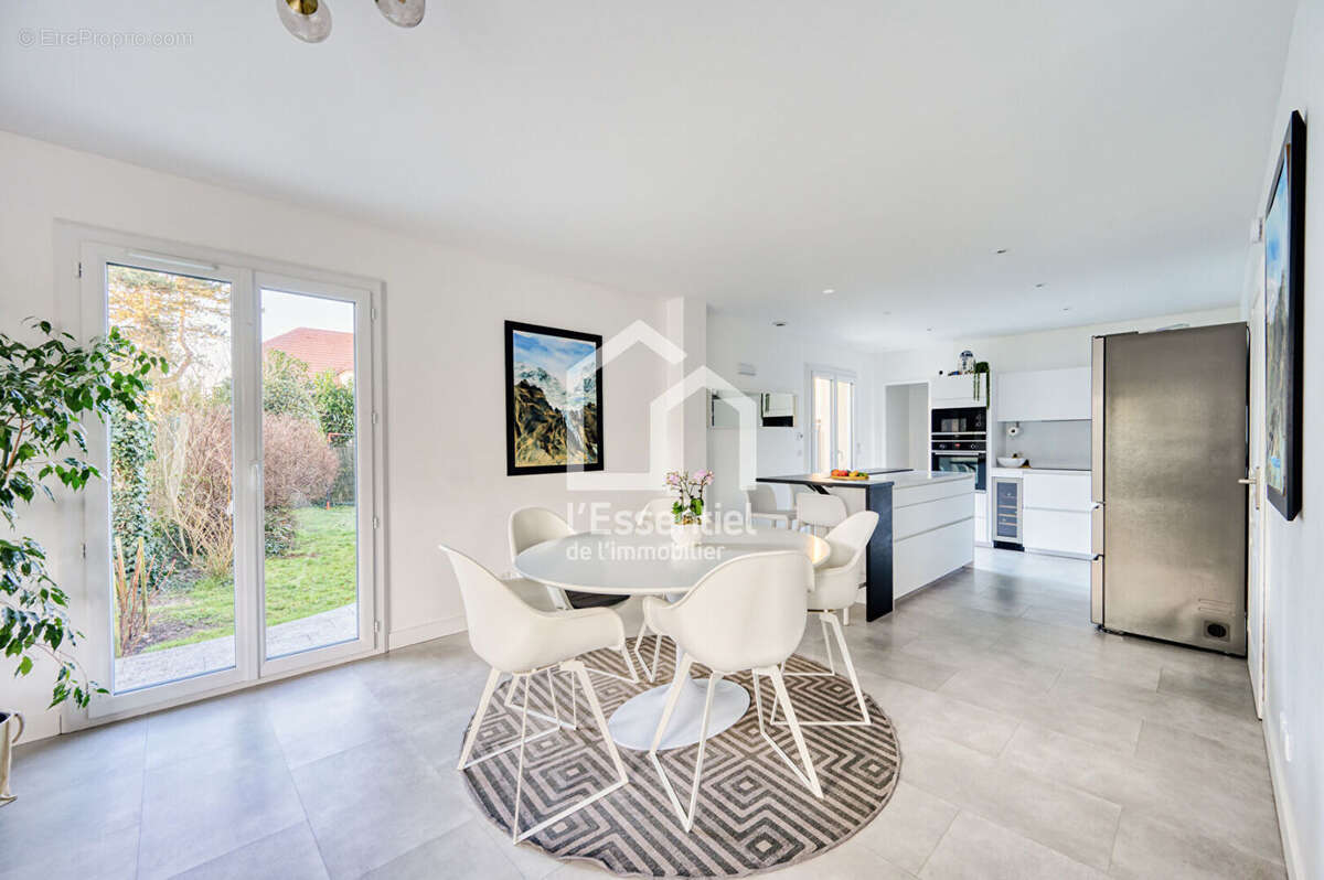 Maison à LE MESNIL-LE-ROI