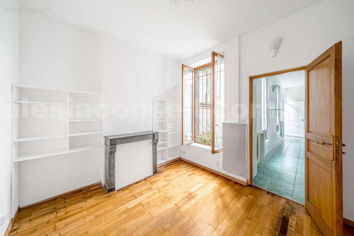 2 - Appartement à PARIS-14E