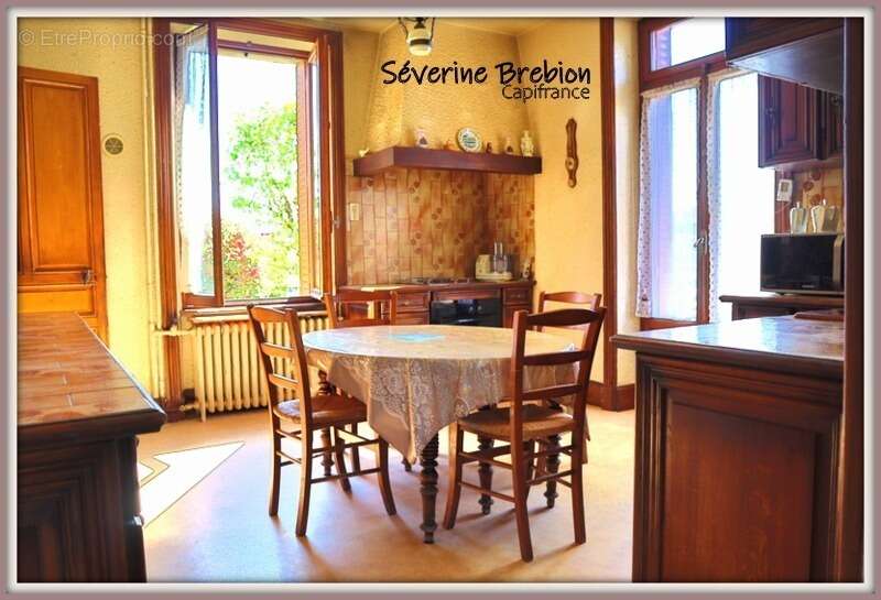 Ensemble immobilier avec une maison, 2 appartements loués, 2 garages, 3 ateliers à Chabreloche - photo 6