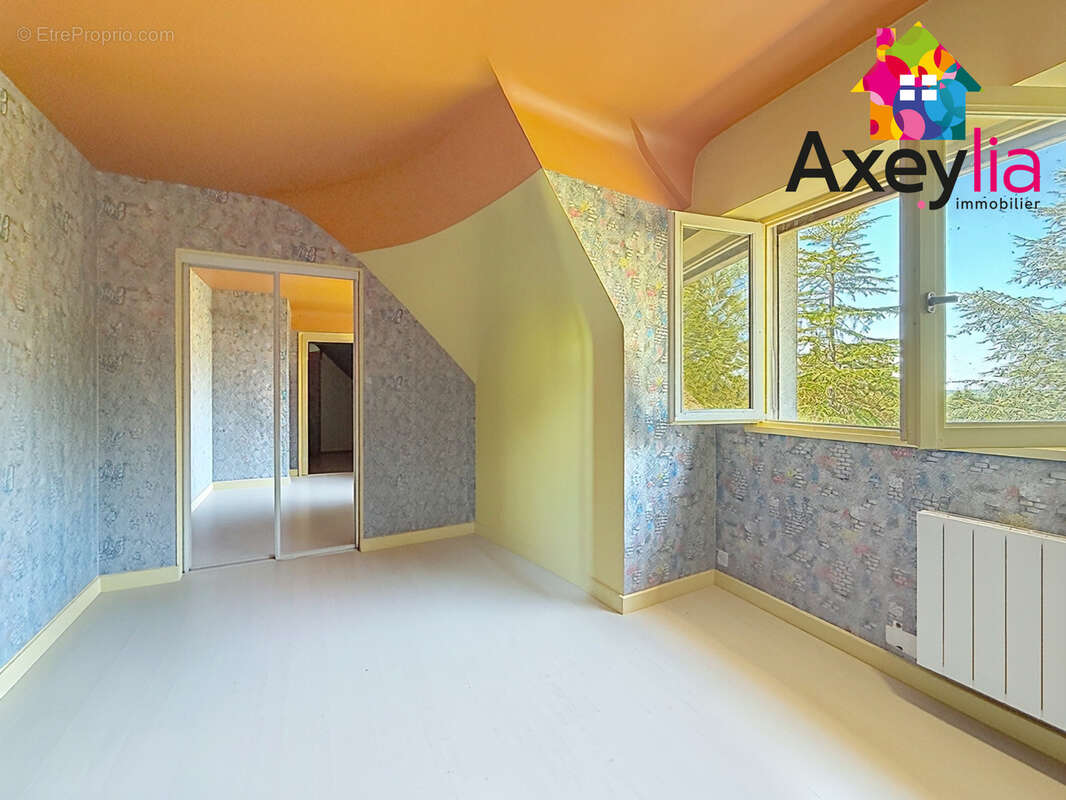 A vendre - commelle-vernay - maison à toit de chaume et semi-enterrée avec quatre chambres, terrain et piscine - photo 12