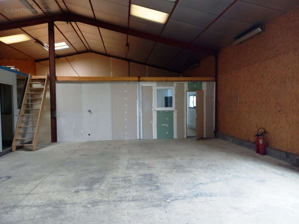 Commerce à MONTOURS