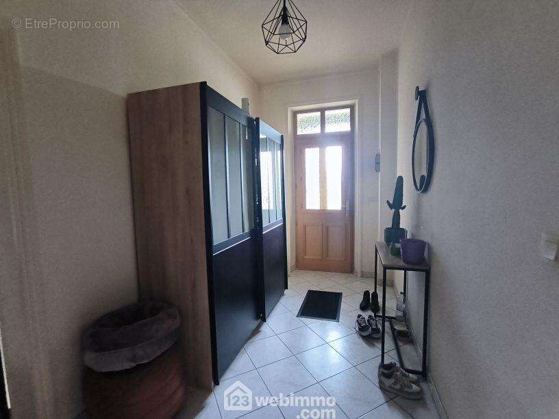 Une belle entrée de 10 m² nous mène vers ... - Maison à VAILLY-SUR-AISNE