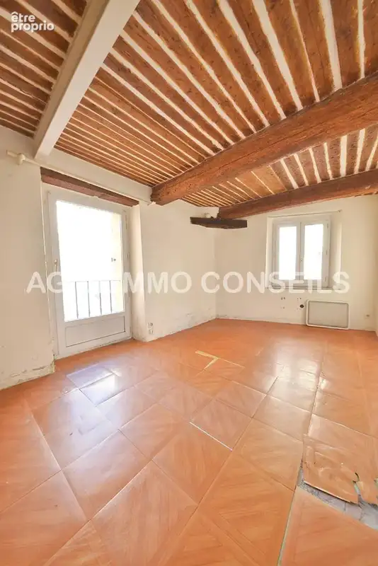 Appartement 2-3 pièces à rénover avec cave dans maison de villag - photo 9
