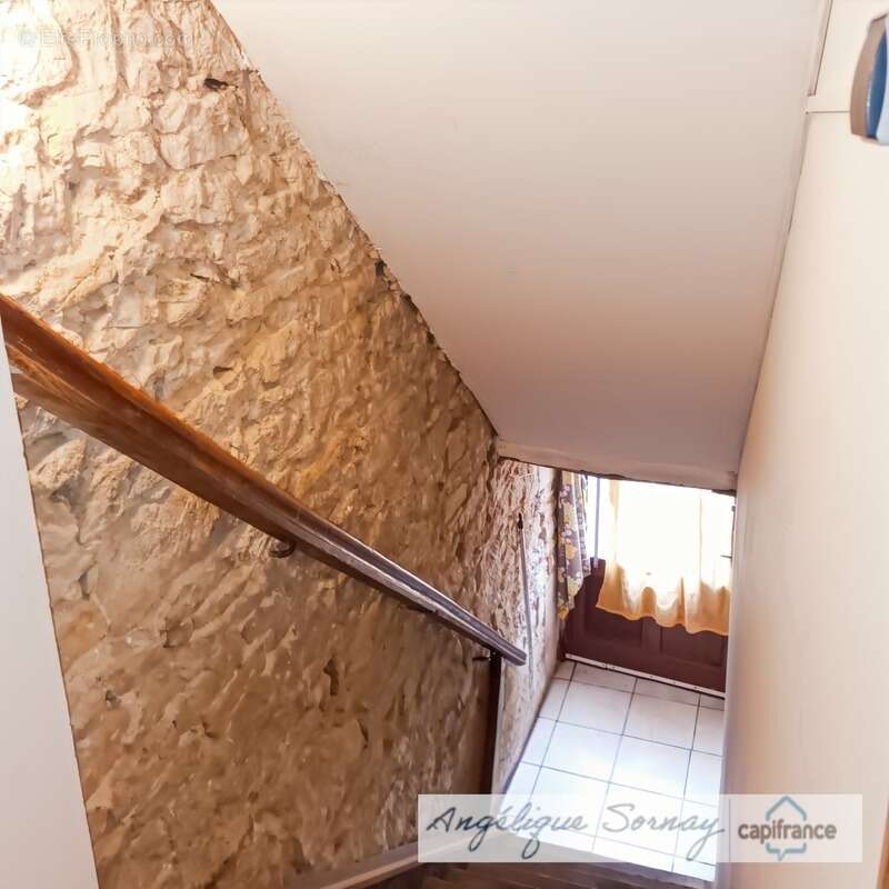  EXCLUSIVITÉ – Maison mitoyenne à fort potentiel de 229 m² sur 3 niveaux avec garage – Sellières - photo 10