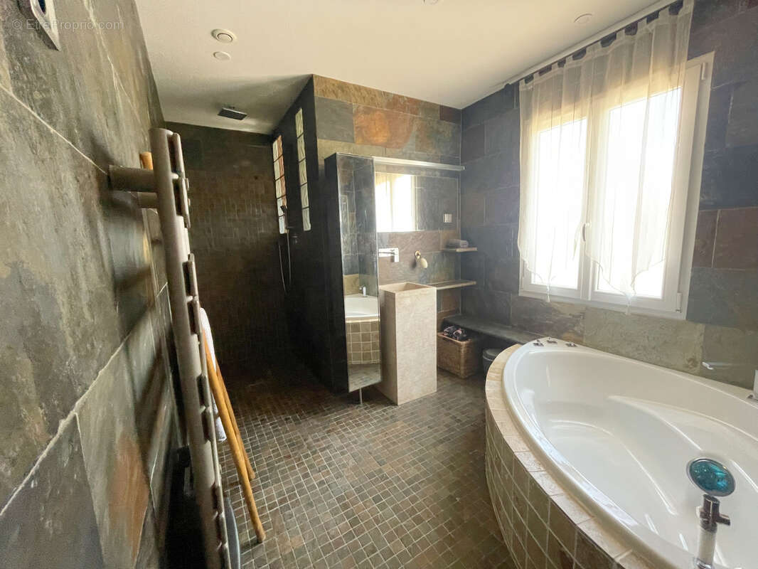Villa contemporaine de plain pied de 130 m2 avec 3 chambres piscine garage 1000m2 de terrain - photo 11