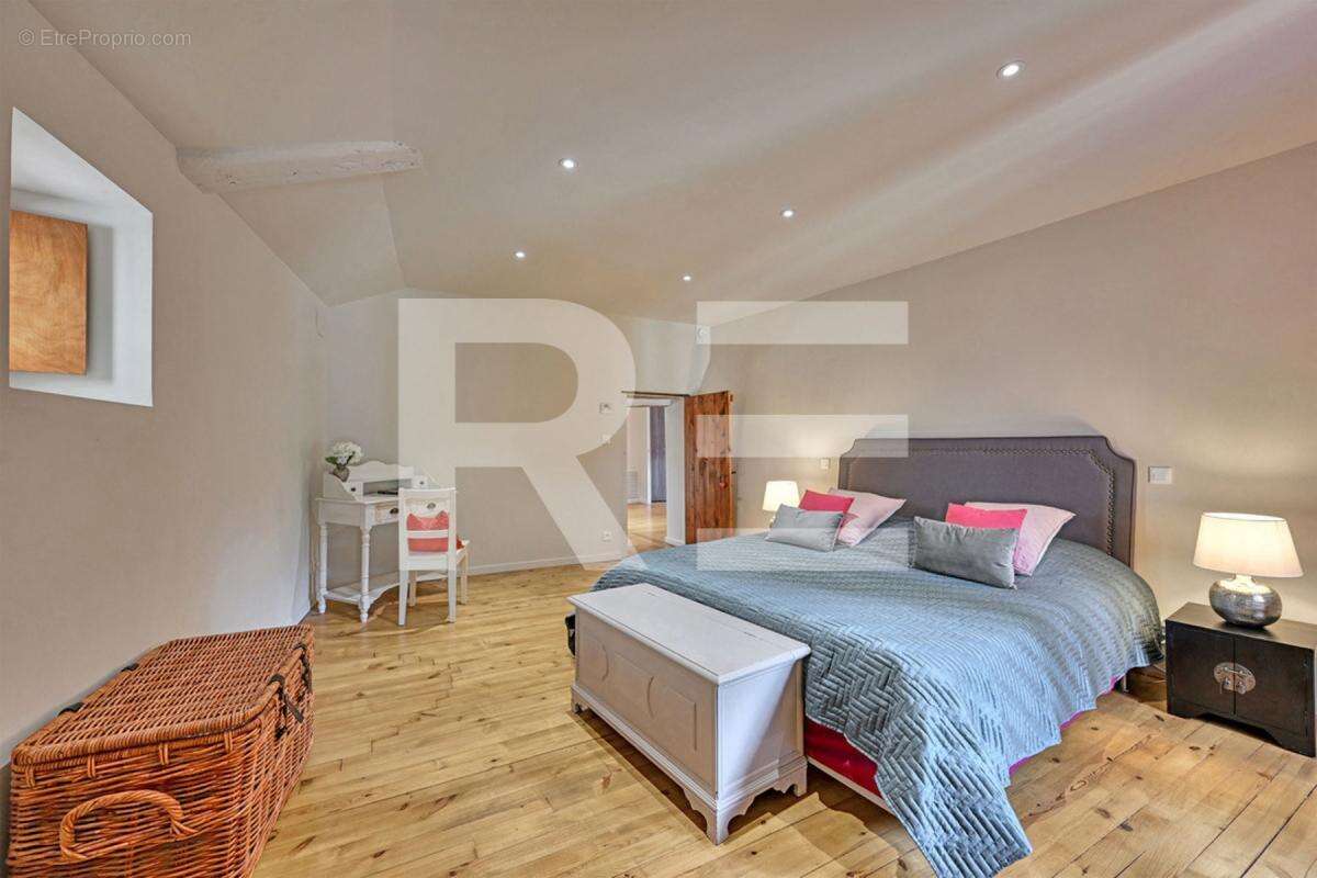 Maison à LA ROQUE-SUR-CEZE