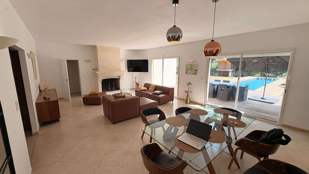 Prestations haut de gamme pour cette maison de 7 pièce(s) 200 m2 - photo 3