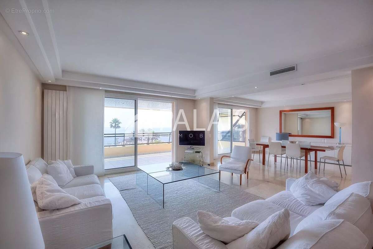 Appartement à SAINT-LAURENT-DU-VAR