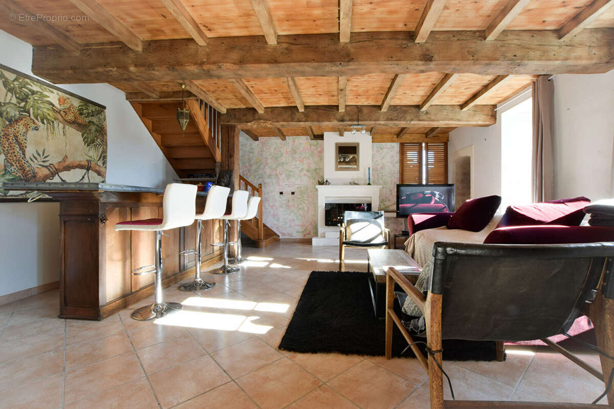 Maison à SAINT-GENIS-DE-SAINTONGE