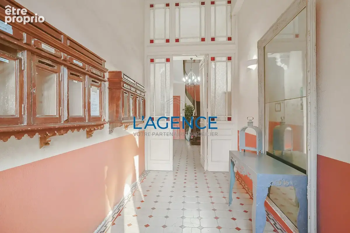 Appartement bourgeois de type T4 de 126 m2 dans un bel immeuble du centre ville à Hyères - photo 3