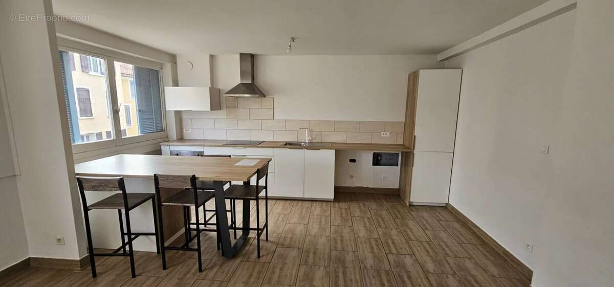 Appartement à SOLLIES-PONT