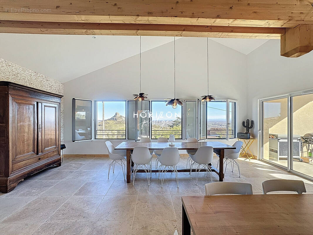 Maison à SOLUTRE-POUILLY