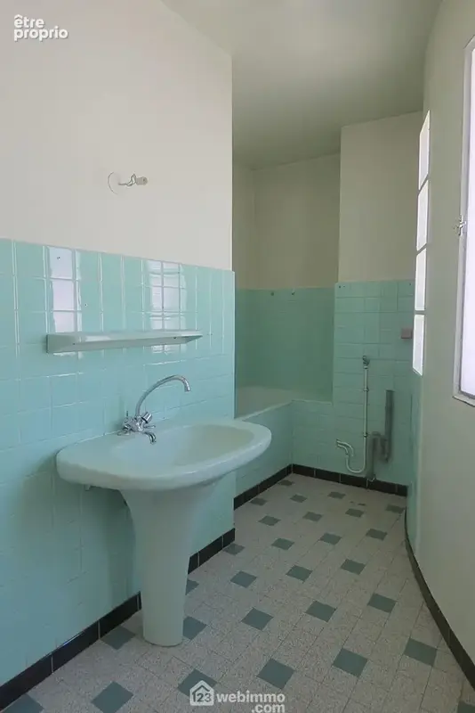 Et pour finir l'habitation, la salle de bain avec baignoire. Une cave en sous-sol complète ce bien pour du rangement supplémentaire.