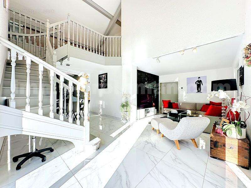 MAISON_INDIVIDUELLE_FILLINGE_5_PIECES_RARE_FRONTIERE_SUISSE_GENEVE_TRAM_CEVA_BUS_TRANSPORT_SUPERBE_BEAUX_VOLUMES_STANDING_CUISINE-AMÉRICAINE_SEJOUR_ENTREE - Maison à FILLINGES