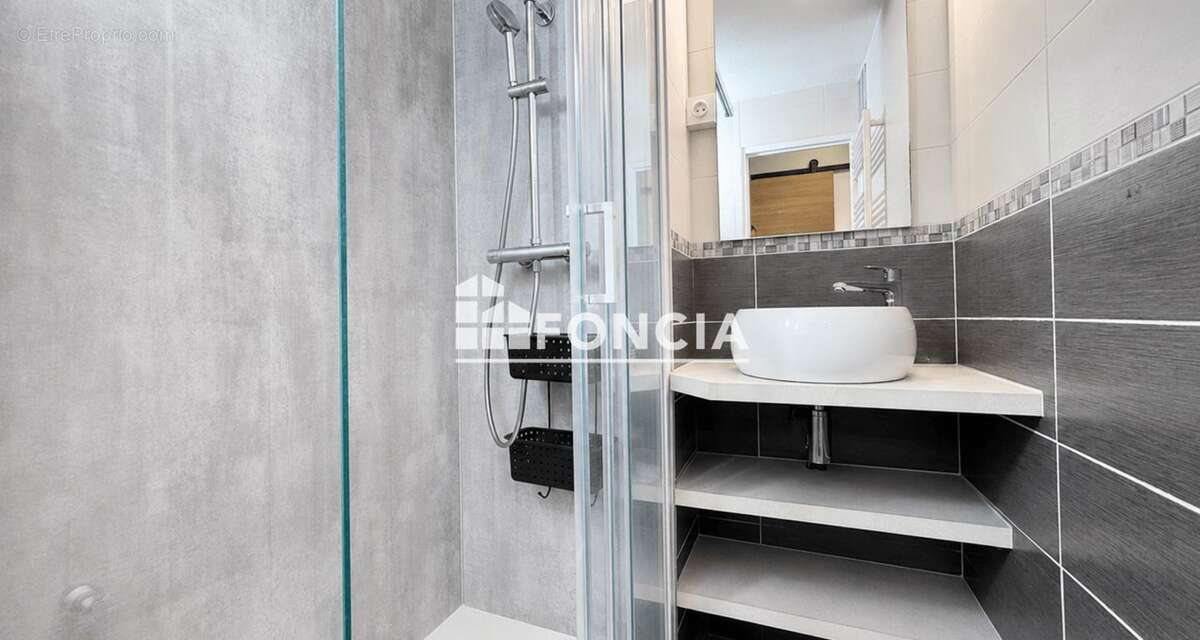 CAP D'AGDE – SECTEUR MALFATO – ÎLE DES MARINAS Appartement rénové en rez-de-jardin avec terrasse sur l'eau, parking privé et acc - photo 10