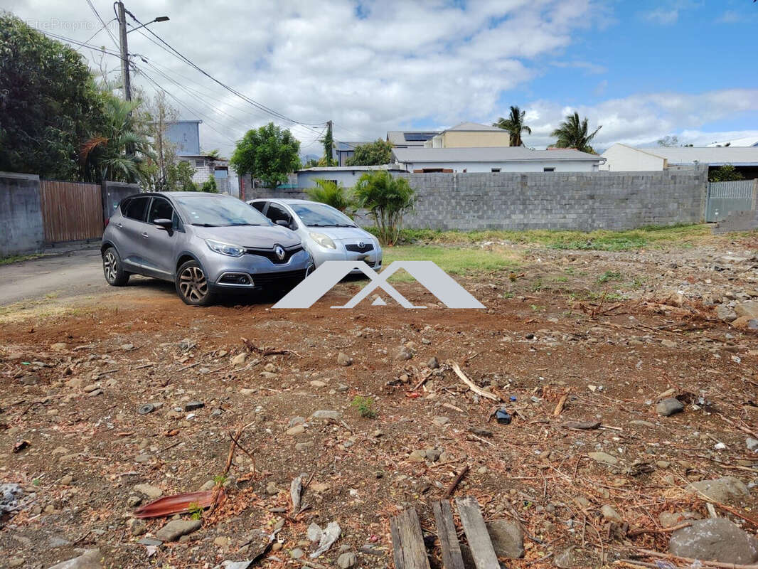 Terrain à LE TAMPON