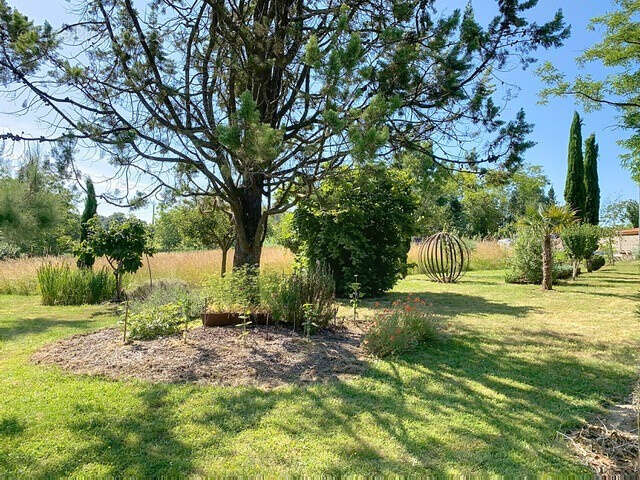 Propriété de caractère avec jardin paysager, piscine et dépendances - photo 10