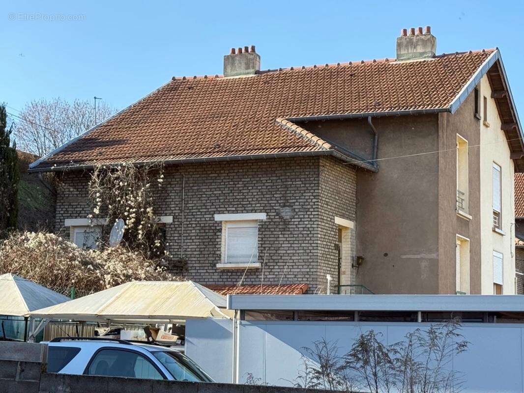 SUCCESSION VACANTE ! Maison mitoyenne 4 pièces 3 chambres 83 m2 JOEUF, offrant un fort potentiel de rénovation - photo 2