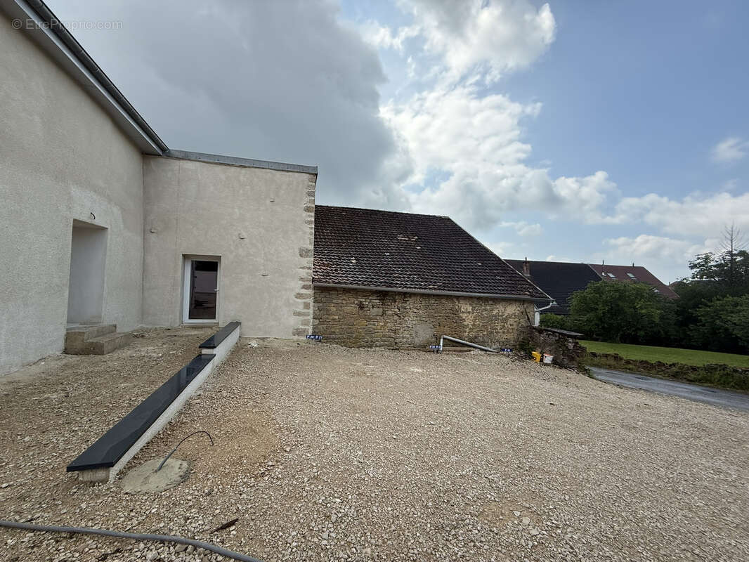 Appartement à POUILLEY-LES-VIGNES