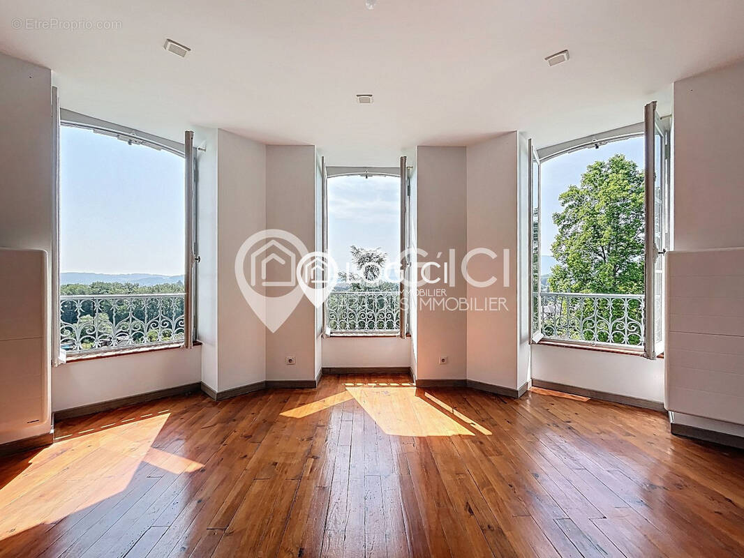 Appartement à NAY
