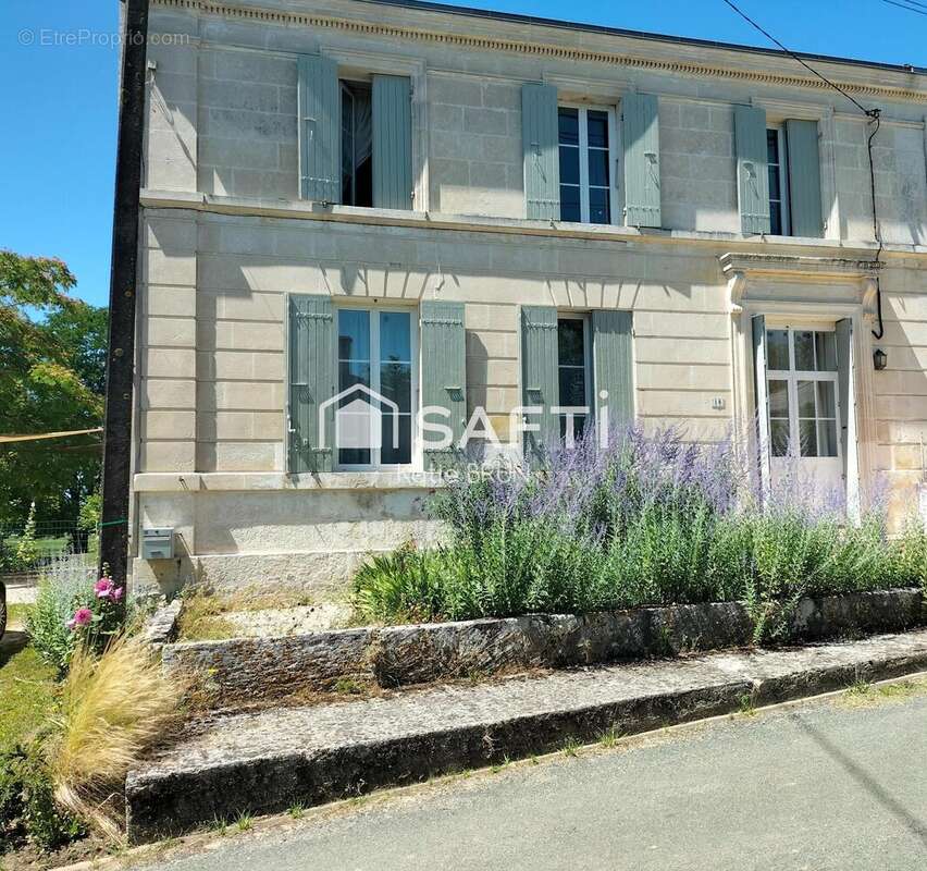 Maison 165 m² à Corme-Royal  - photo 6