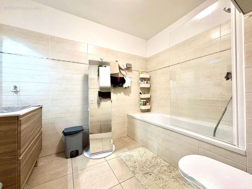 Appartement à LA ROQUETTE-SUR-SIAGNE