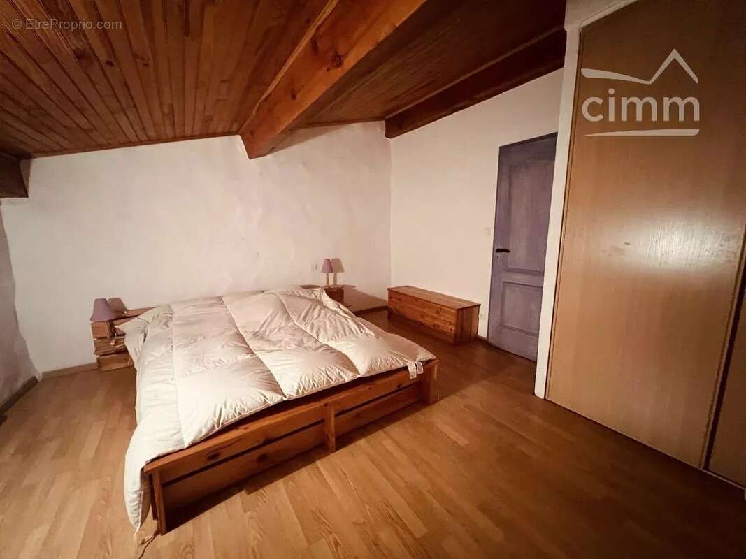 A vendre une grande maison avec jardin et garage - photo 9
