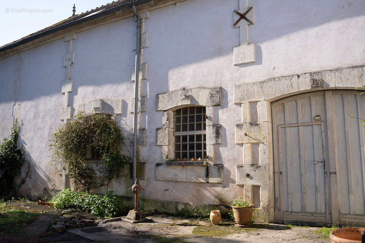Maison à SAINT-JEAN-D'ANGELY