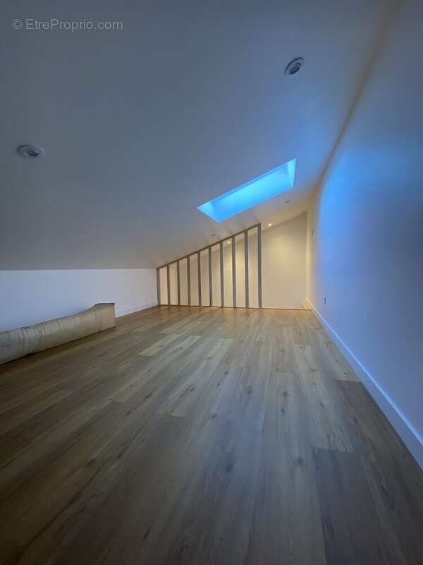 Mezzanine pouvant servir de chambre d'appoint ou bureau