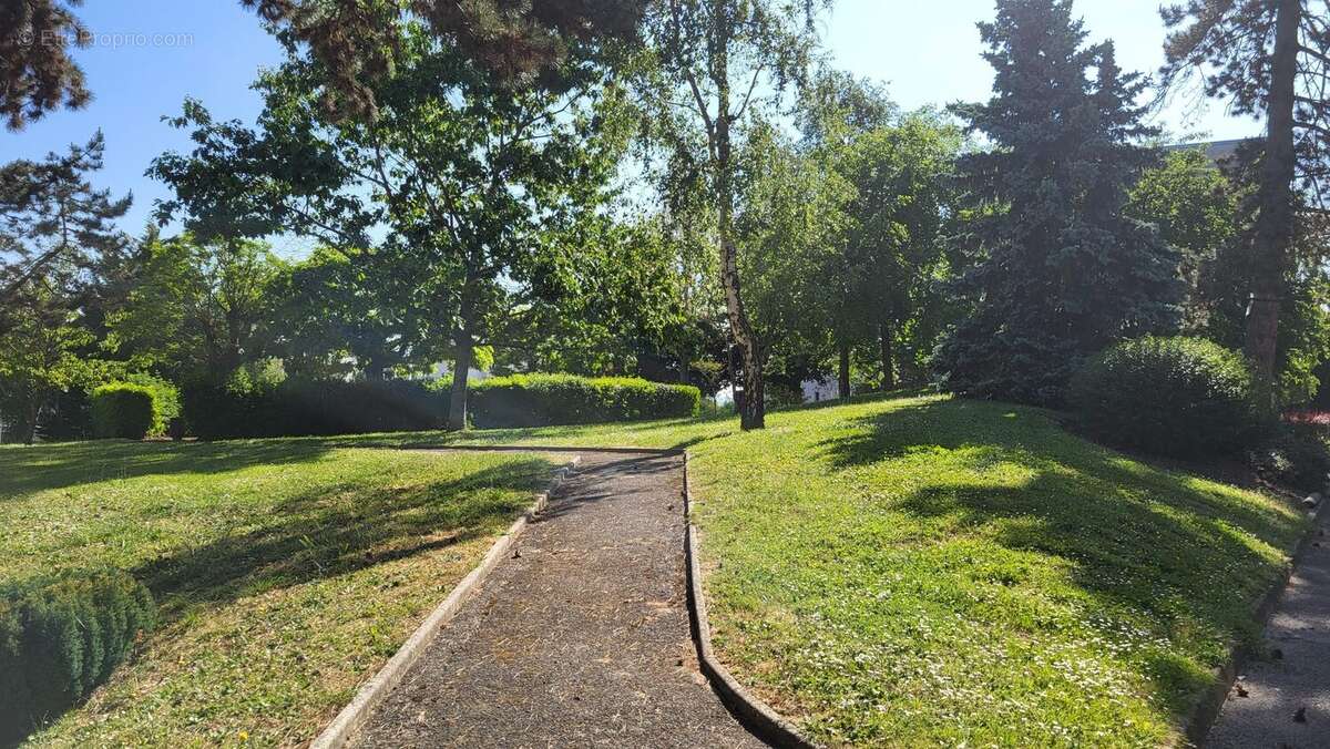 Appartement à LES CLAYES-SOUS-BOIS