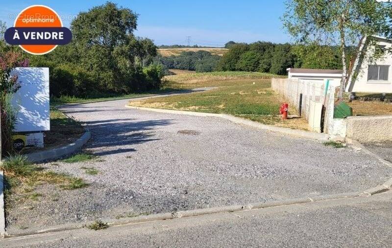 Terrain à SERRES-SAINTE-MARIE
