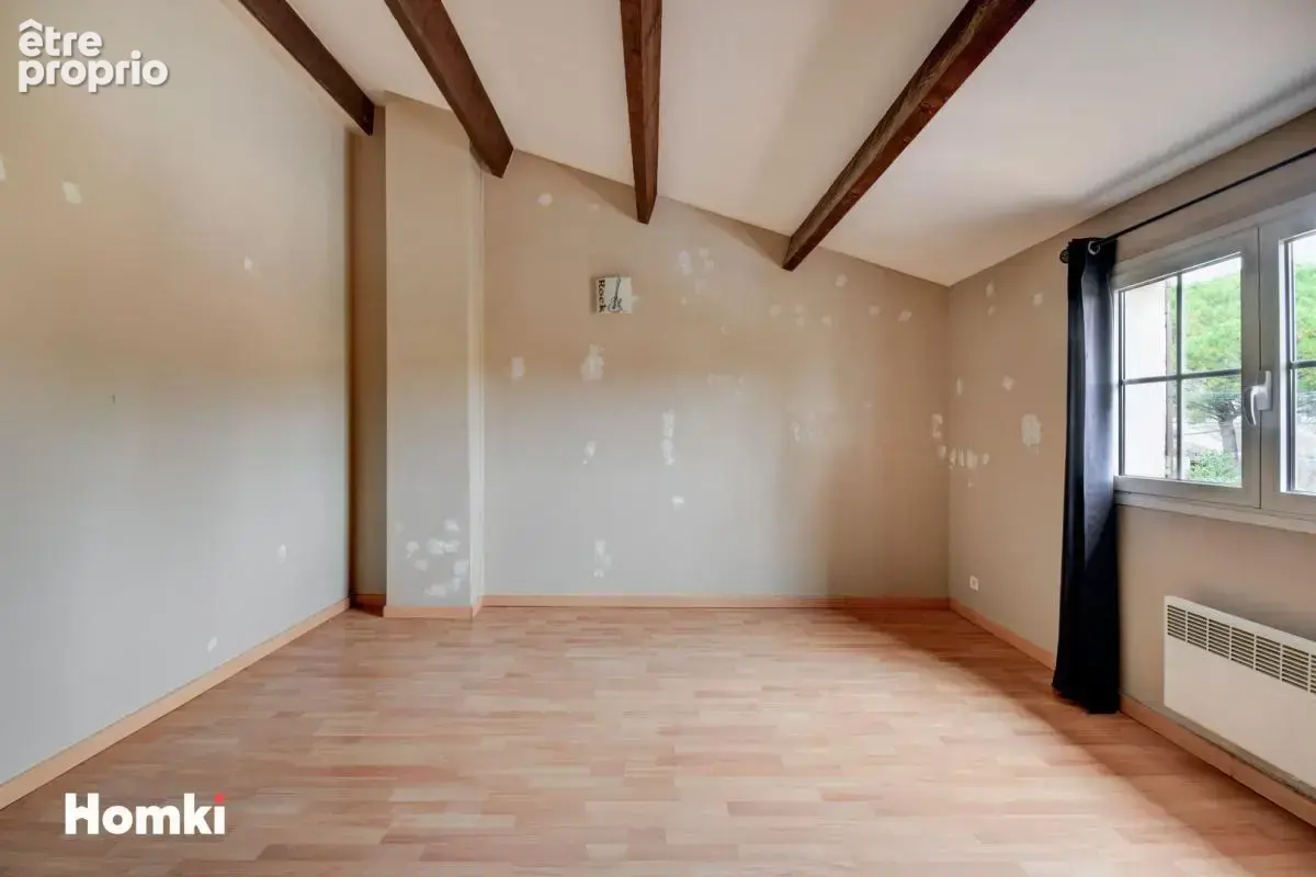 Villa de type 4 jumelee d'un cote avec 2 terrasses un jardin et garage - photo 10