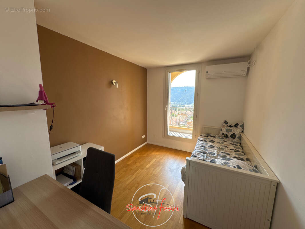Carros beau duplex de 4 pièces avec vaste terrasse et garage. - photo 9