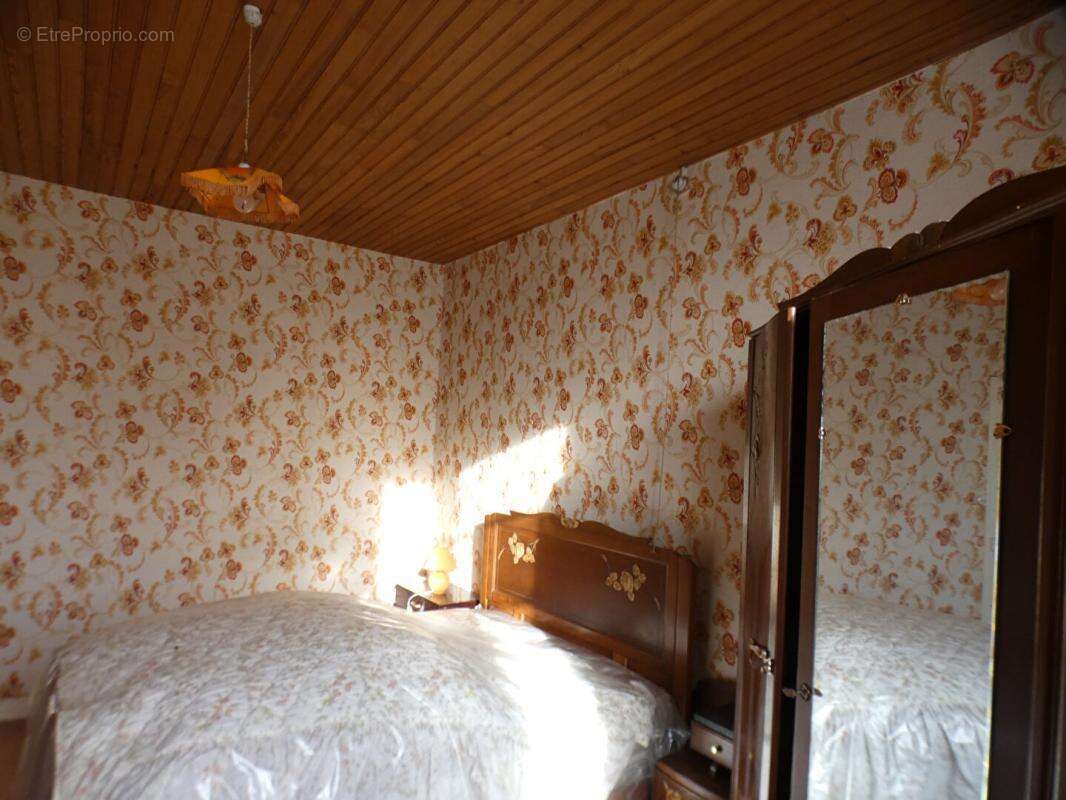Villac maison en pierre avec 5 800 m² de terrain et  deux grand batiment (210 m² et 95 m²) - photo 7