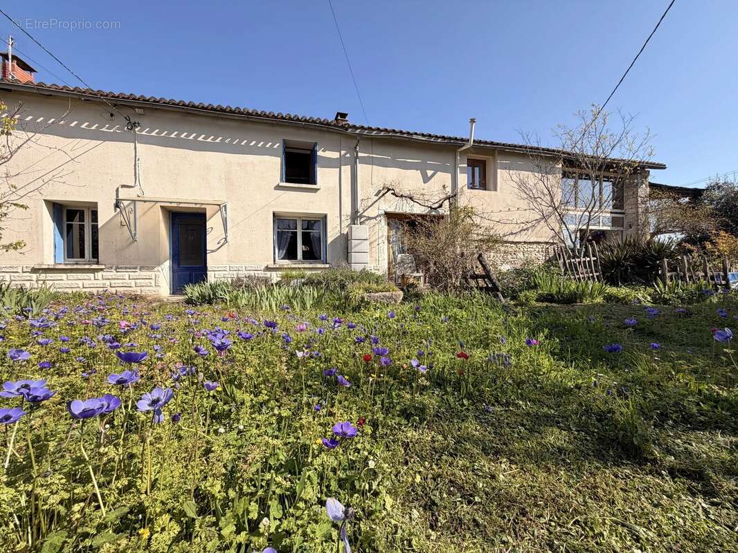 Maison à AUNAC