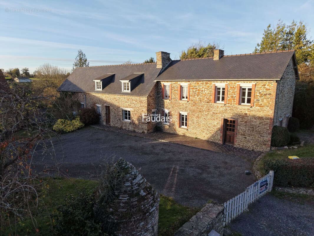 Maison 212 m² à Saint-Jean-De-Savigny  - photo 5