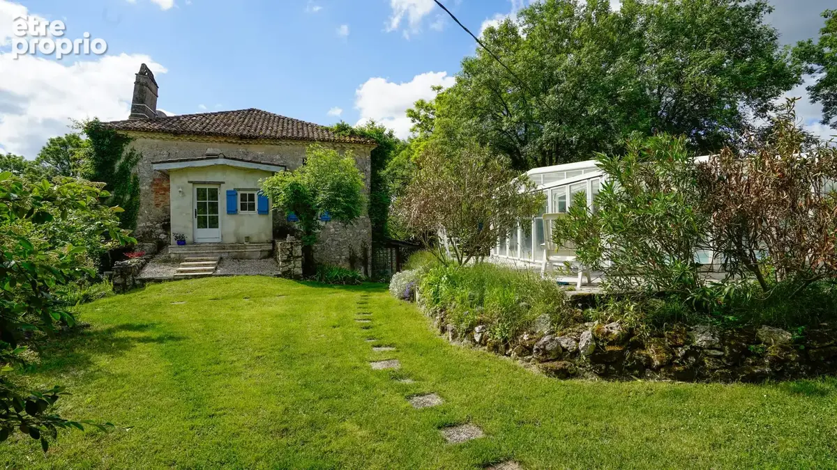 Propriété équestre de caractère avec 5 hectares, piscine couverte et dépendances - photo 2