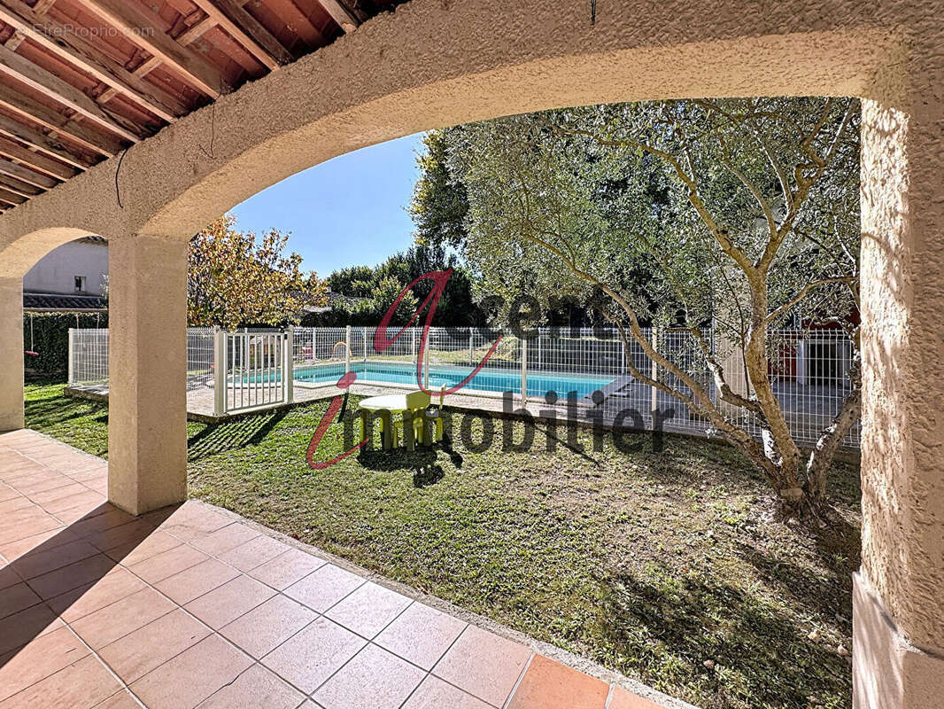 Villa rénovée des années 90 - 130 m² habitables sur jardin de 1115 m². - photo 3