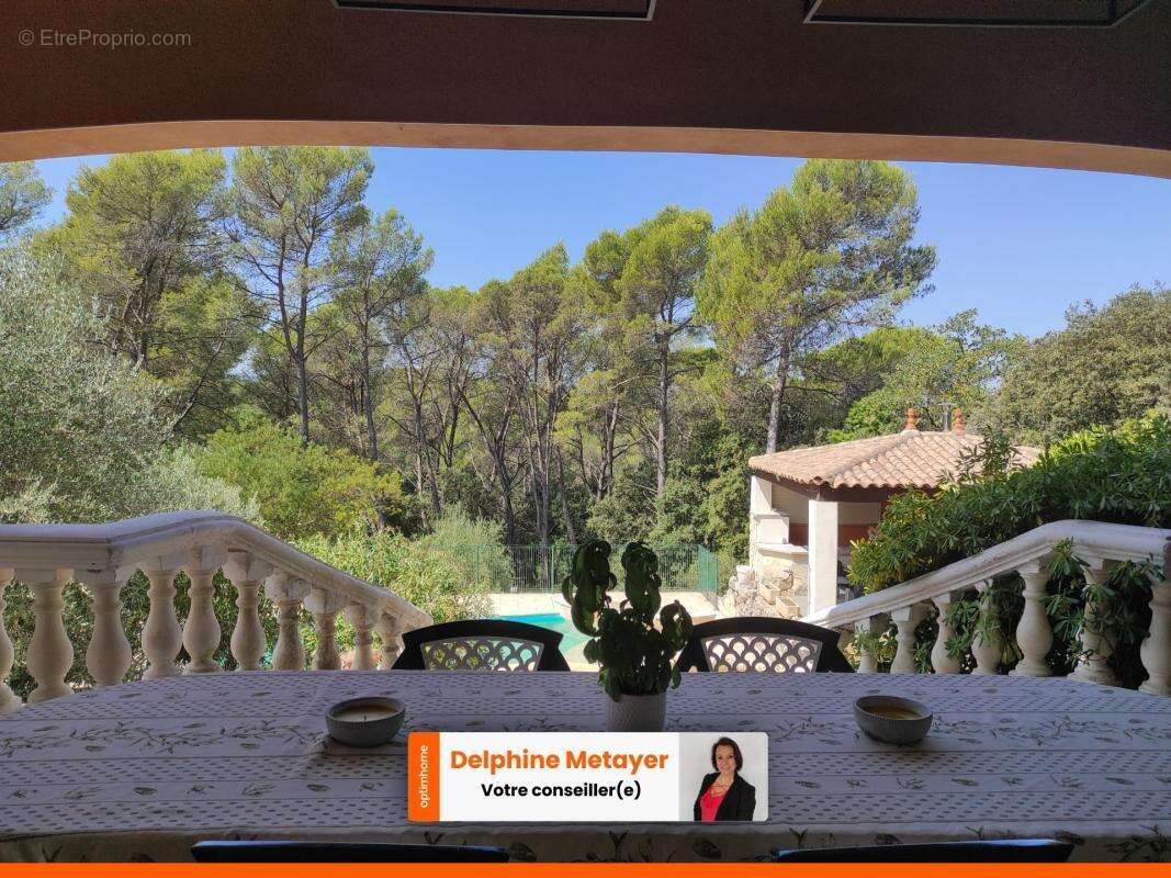 Lorgues (83510) – Elégance Provençale, Vue Panoramique & Piscine - photo 2