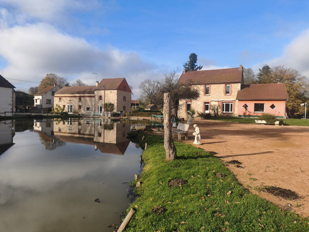 Maison à CREUZIER-LE-NEUF