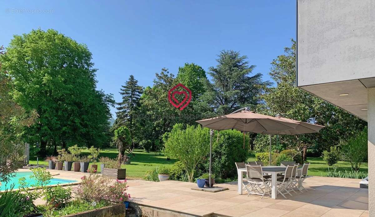 Villa d’architecte rénovée avec soin, piscine, dépendances et superbe parc arboré - photo 31