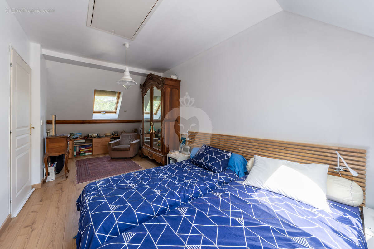 Maison familiale de 212 m2   5 chambres, dépendance, jardin arboré et gare de Melun à proximité - photo 15