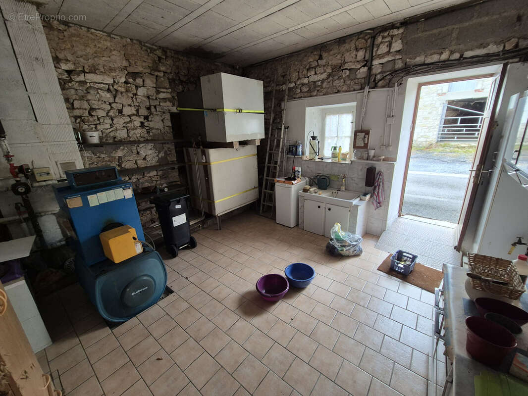 Forte baisse de prix ! corps de ferme avec maison et dépendances - photo 13